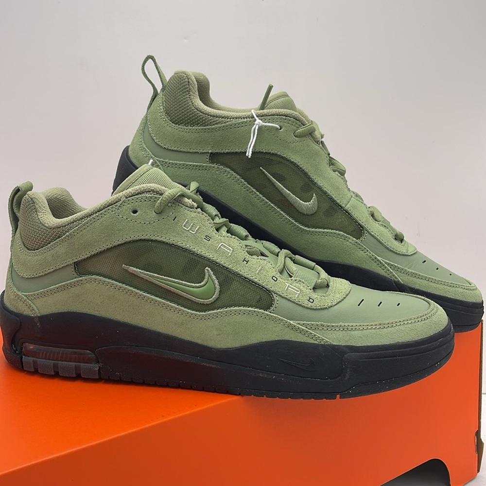 Nike Men’s Green Retro-Inspired Sneakers with Rugged Sole - Picture 7 of 16